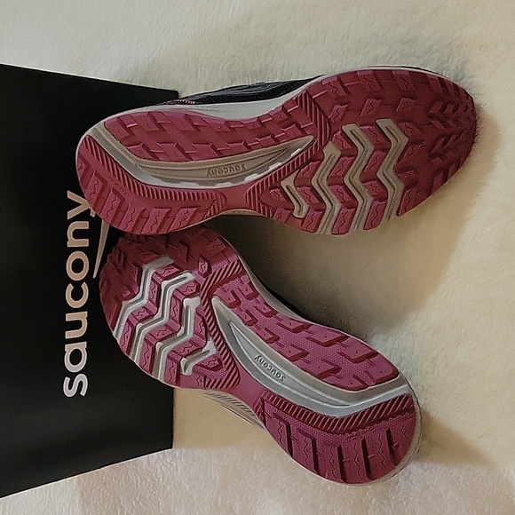 SAUCONY BRAND NEW WOMEN'S RUNNERS SIZE 6 WIDE - Picture 9 of 11